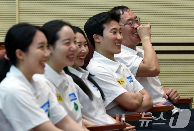 '감독한테 놈이라고?' 국가대표 황선우 말실수에 기자회견장 폭소... 파리 올림픽 '비밀 작전' 준비한다