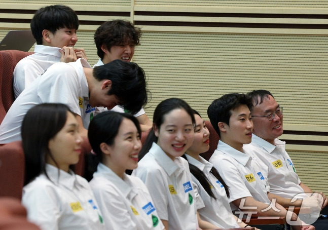 '감독한테 놈이라고?' 국가대표 황선우 말실수에 기자회견장 폭소... 파리 올림픽 '비밀 작전' 준비한다