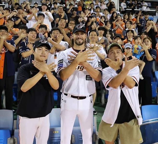 한화서 거둔 첫 승, 아내와 불꺼진 야구장서 포옹했다…손톱마저 주황색,