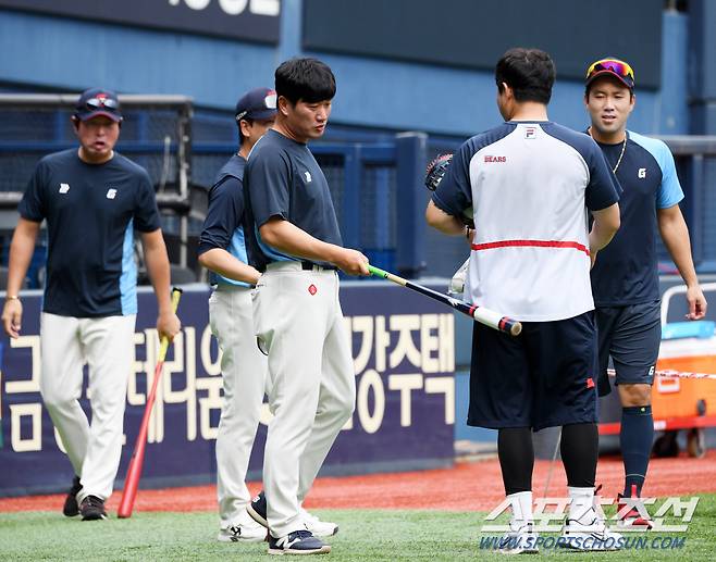 '양의지 어제 너무 한거 아니야' 만루포 치고 다음날 윤동희 사인받으러 롯데 더그아웃 찾은 양의지