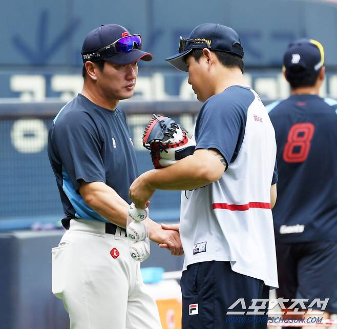 '양의지 어제 너무 한거 아니야' 만루포 치고 다음날 윤동희 사인받으러 롯데 더그아웃 찾은 양의지