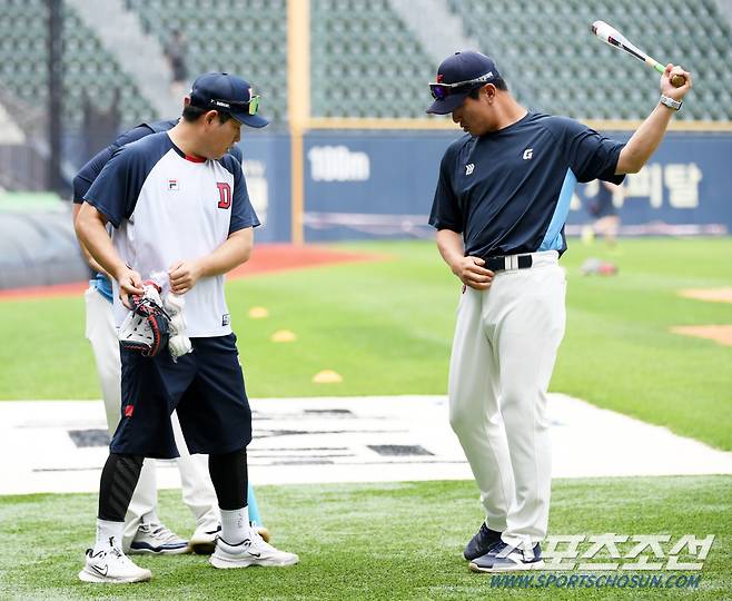 '양의지 어제 너무 한거 아니야' 만루포 치고 다음날 윤동희 사인받으러 롯데 더그아웃 찾은 양의지