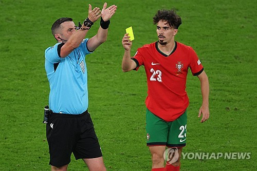 '충격' 축구사 최초 선수가 주심에 옐로카드 매겼다…이강인 절친 '드디어 해냈다' 무슨 사연?