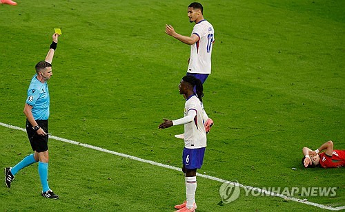 '충격' 축구사 최초 선수가 주심에 옐로카드 매겼다…이강인 절친 '드디어 해냈다' 무슨 사연?