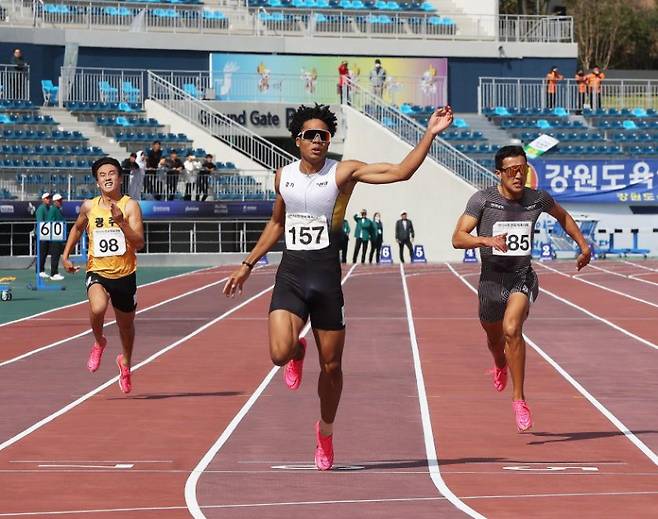 육상 고등부 100m 신기록 나왔다…‘아역배우 출신’ 나마디 조엘진 10초35 기록