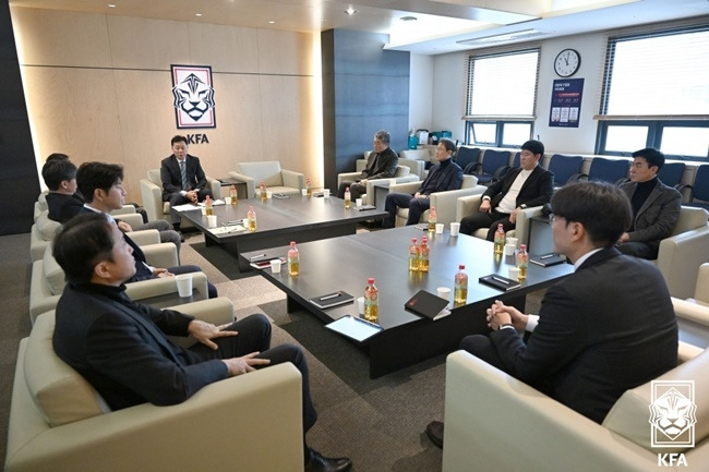 이영표, 뼈 때리는 한 마디…“축구인은 더 이상 행정에서 사라져야”