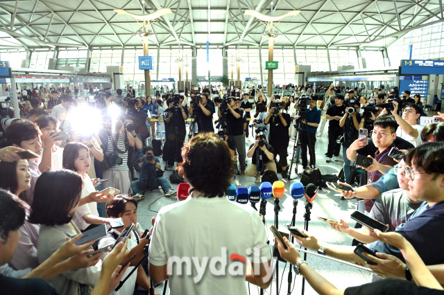 경호받으며 출국, 웃어 보이기도...'프리패스 논란' 홍명보 감독 출국, 대표팀 선수들에게 주고 싶은 메시지는? [유진형의 현장 1mm]