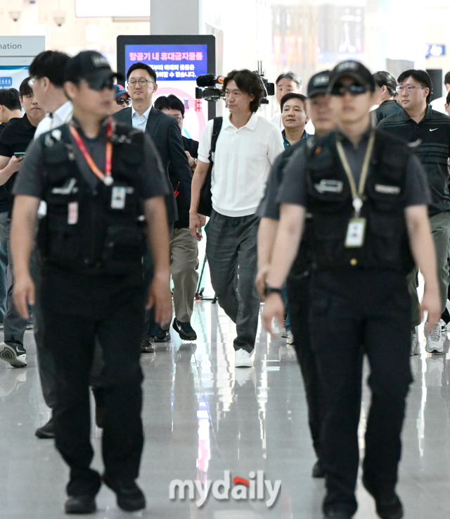 경호받으며 출국, 웃어 보이기도...'프리패스 논란' 홍명보 감독 출국, 대표팀 선수들에게 주고 싶은 메시지는? [유진형의 현장 1mm]