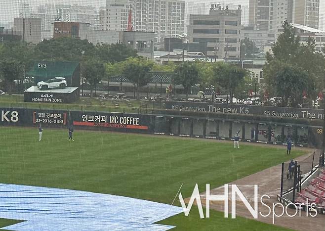 '광주 폭우'도 막지 못한 간절함인가…삼성 영건들, 비 맞으면서 공 던진 이유 [광주에서mhn]