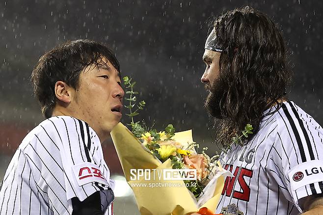 '켈리 못 보내' 김현수-오지환…가슴 먹먹한 이별에 눈이 퉁퉁 붓도록 '오열'