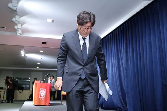 이임생 축구협회 기술총괄이사 업무방해혐의로 고발당해...입건 및 수사개시