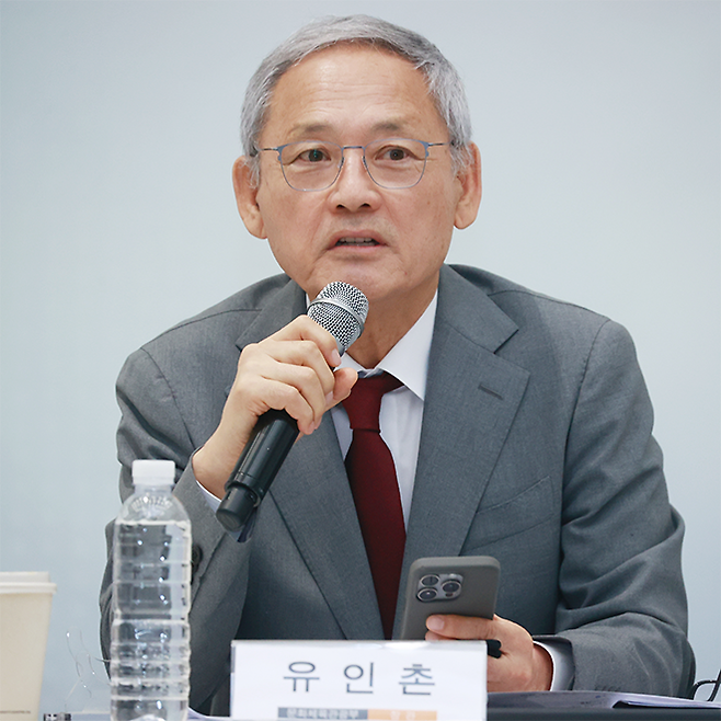 “특혜 없이 대표팀 감독 뽑았다”는 축구협회, ‘유인촌 장관·장미란 차관’ 문체부도 동의할까