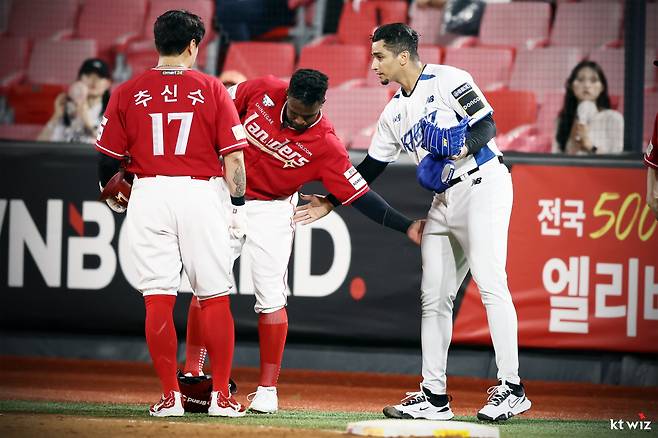 김광현 항의는 시작에 불과했다. '사상초유' 주심의 S판정마저 뒤집어졌다…대혼란 몰아친 수원 [수원포커스]