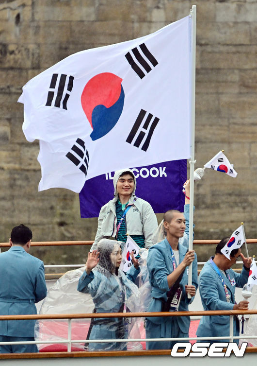 화려하지만 난잡한 개회식...장내 아나운서는 말도 안 되는 실수