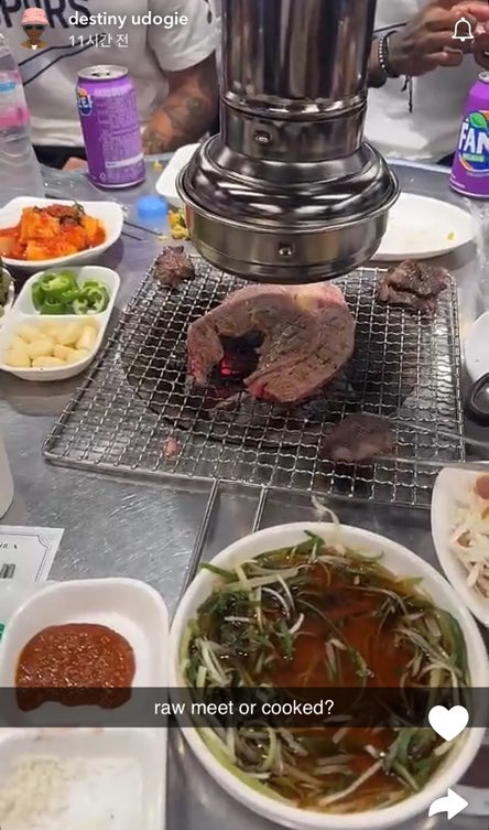 '흥민이형, 한국 고기 최고야!'... 내한 3번, 히샬리송 깜짝 아르바이트생으로 변신, 존슨은 엄지손가락 척