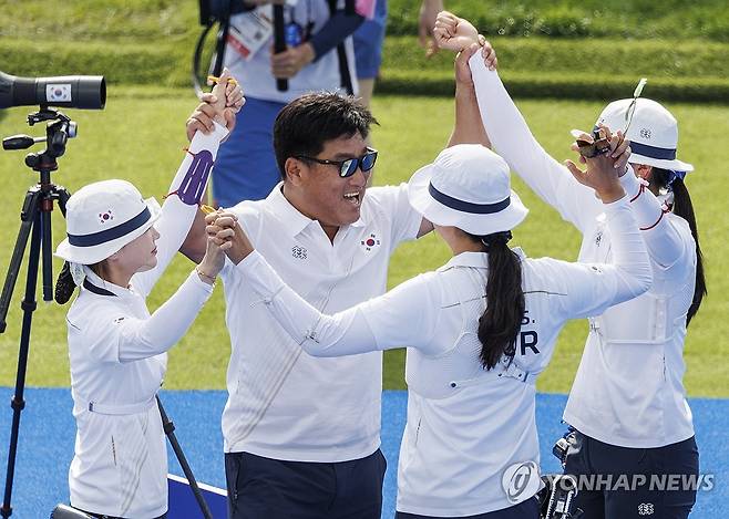 [올림픽] '최약체' 이끌고 금메달 지휘한 여자양궁 감독