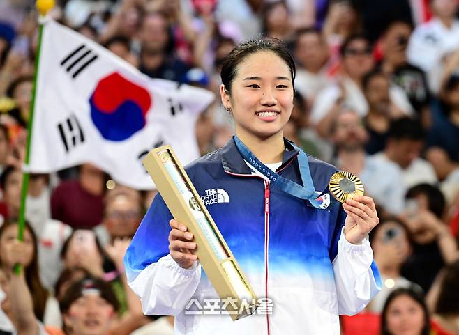 “귀국 후 입장 전하겠다” 배드민턴 협회, ‘폭탄 발언’ 안세영과 면담 계획 [파리 2024]