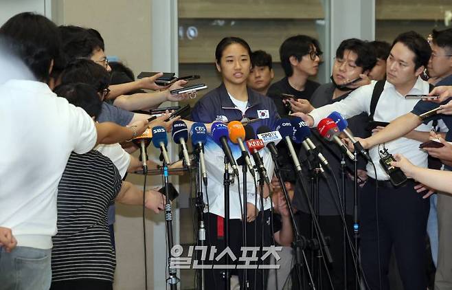 금메달 없이 나타난 안세영, 인터뷰 자체 중단→삼성생명 배드민턴단 버스 타고 퇴장 [2024 파리]