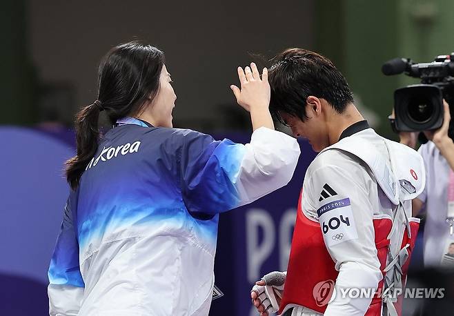 [올림픽] '코트 뛰어들어 항의' 태권도 오혜리 코치, 규정 어겨 경고받아