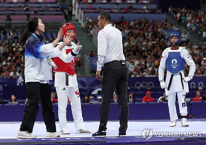 [올림픽] '코트 뛰어들어 항의' 태권도 오혜리 코치, 규정 어겨 경고받아