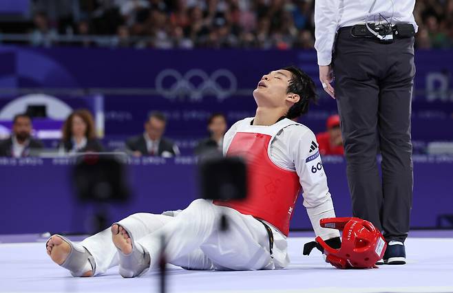 상대 코치에 안겨서 울었다…서건우, 한국 태권도가 피하던 체급에서 '올림픽 4위' [올림픽 NOW]