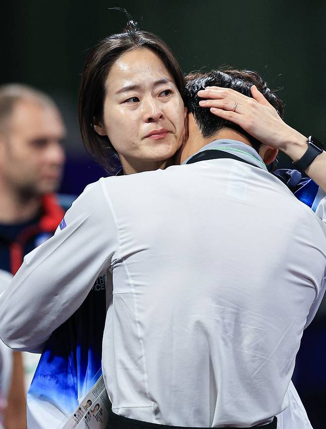 태권도연맹 “경기장 뛰어든 오혜리 코치 사과해” … 오 코치 “서건우 구할 생각에”