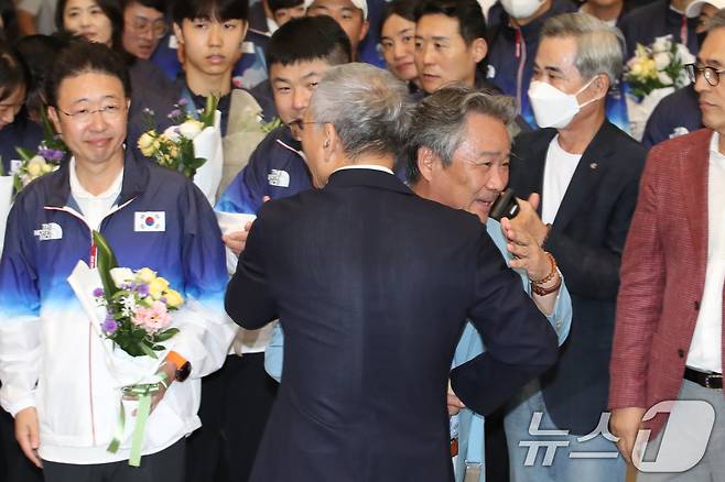 문체부-체육회 공항서 신경전…메달리스트 모아놓고