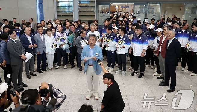 문체부-체육회 공항서 신경전…메달리스트 모아놓고