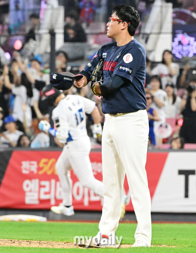 오죽했으면 감독이 마운드 직접 올라 공 뺐고, 선발은 다시 공 가져가고… 감독의 충격 요법 결과는 [곽경훈의 현장]