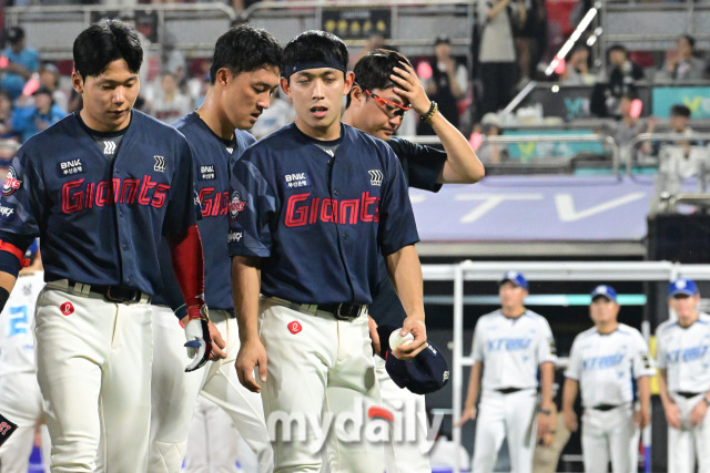 오죽했으면 감독이 마운드 직접 올라 공 뺐고, 선발은 다시 공 가져가고… 감독의 충격 요법 결과는 [곽경훈의 현장]