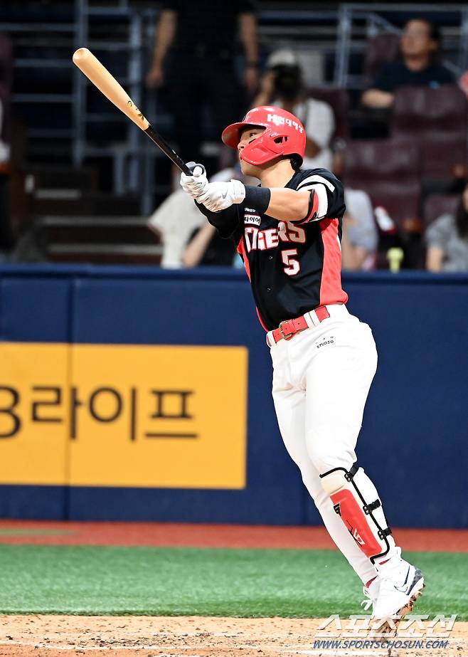 김도영 혼비백산, 30-30 달성 축하에 진심인 호랑이들. 케이크에 물세례까지 제대로 준비했네