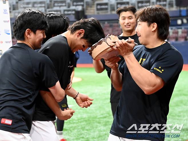 김도영 혼비백산, 30-30 달성 축하에 진심인 호랑이들. 케이크에 물세례까지 제대로 준비했네