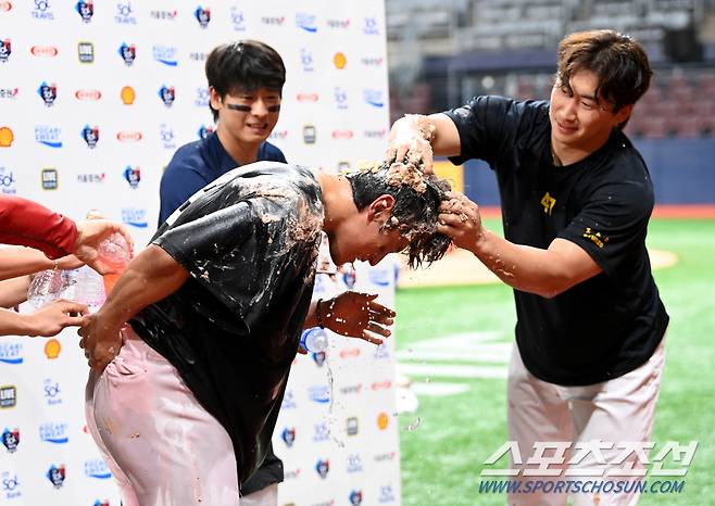 김도영 혼비백산, 30-30 달성 축하에 진심인 호랑이들. 케이크에 물세례까지 제대로 준비했네