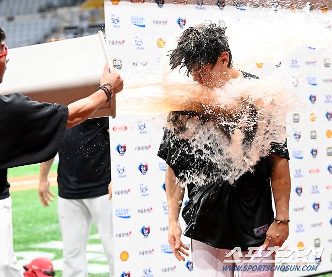 김도영 혼비백산, 30-30 달성 축하에 진심인 호랑이들. 케이크에 물세례까지 제대로 준비했네