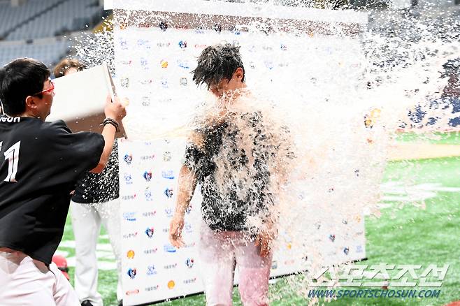 김도영 혼비백산, 30-30 달성 축하에 진심인 호랑이들. 케이크에 물세례까지 제대로 준비했네