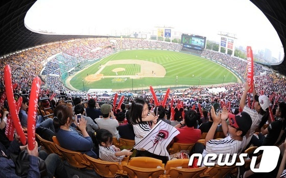 '1위 아직도 모른다?' vs '사실상 우승 확정'... 오늘(16일) 잠실벌이 뜨거워진다 'LG-KIA 초대형 빅매치 성사'