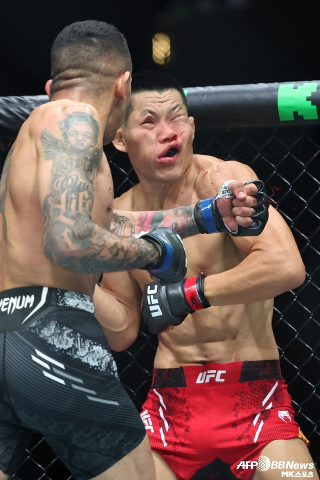 ‘만리장성이 무너졌다’ 베테랑 리징량, 프라치스에 17년 커리어 첫 KO 패배 허용 [UFC 305]