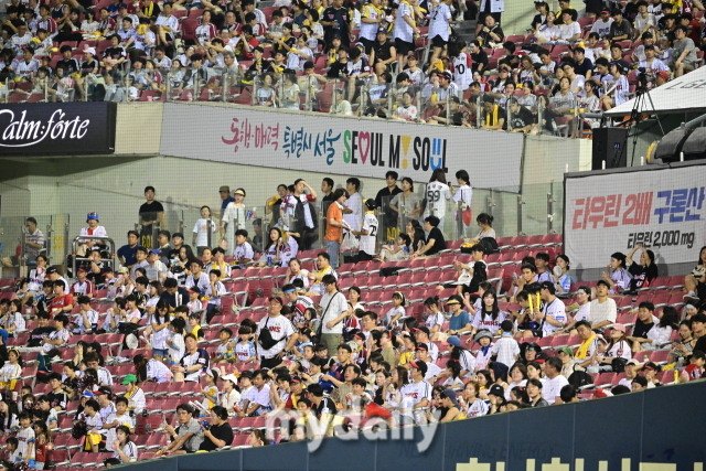 1위 잡겠다고 했는데...6회 관중들이 빠져나가기 시작했다. '깃발 응원'에 압도, '무너진 불펜'에 실망 [유진형의 현장 1mm]