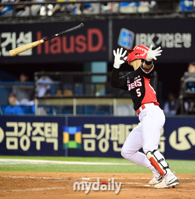 1위 잡겠다고 했는데...6회 관중들이 빠져나가기 시작했다. '깃발 응원'에 압도, '무너진 불펜'에 실망 [유진형의 현장 1mm]