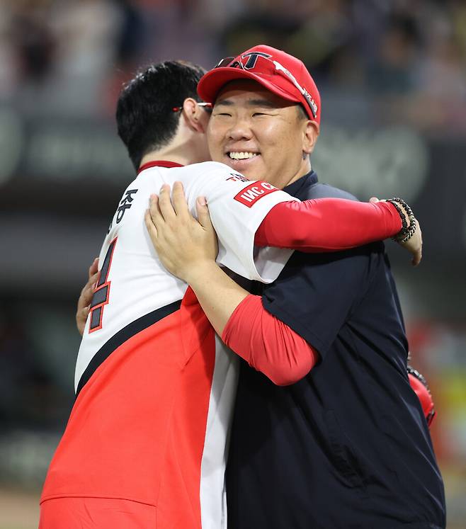 이범호는 왜 자꾸 선수들에게 질까… 1위 지탱하는 수평 리더십, 선수들 악착같이 뛴다