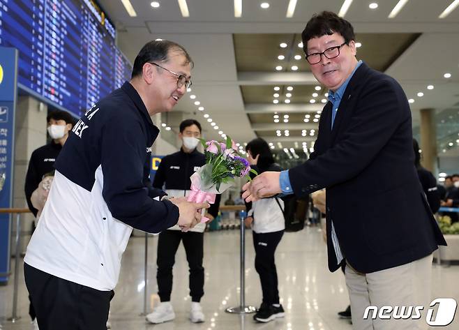 회장이 감독 '내부 총질'…얼룩진 배드민턴계, 차기 사령탑 선출도 난항