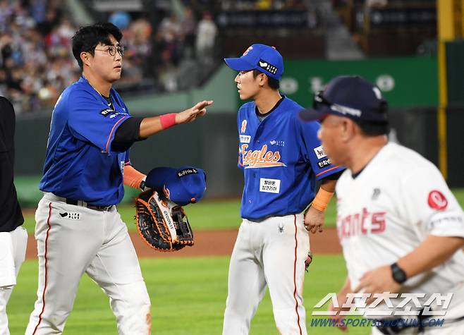 '196cm 거구와 정면충돌' 쓰러진 채은성 진심으로 걱정한 레이예스...'부상 없이 훈훈하게 마무리'