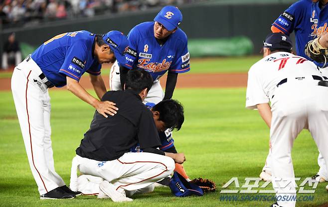 '196cm 거구와 정면충돌' 쓰러진 채은성 진심으로 걱정한 레이예스...'부상 없이 훈훈하게 마무리'