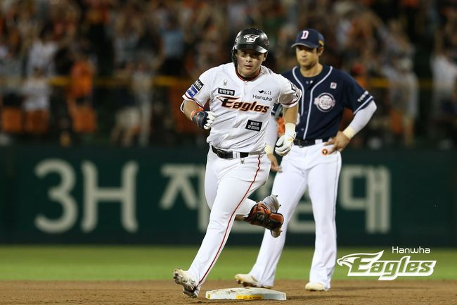 '160.1km 쾅' 두산 공포증 극복한 문동주 8K, 문현빈 역전 3점포…한화 5강 희망 살렸다 [대전 리뷰]