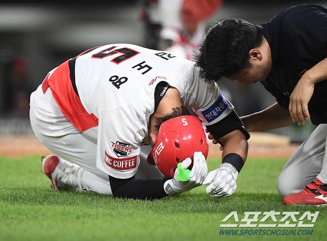 십년감수! '151㎞ 직구 팔꿈치 직격' KIA 김도영, 검진 결과 '단순 타박'[광주 현장]