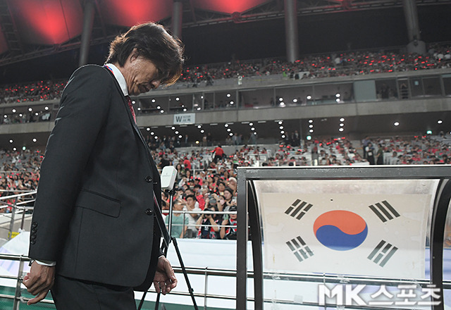 한국 축구 역사상 이런 감독은 없었다... 홍명보, 첫 출발부터 거센 야유와 걸개 마주···‘홍명보 나가’ 울려 퍼진 상암 [MK현장]