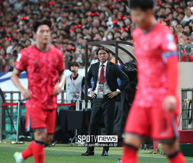 [SPO 현장] '충격 졸전 후' 오만 출국에도 환영받지 못한 홍명보, 순간 팬들 함성 '싸늘한 정적'