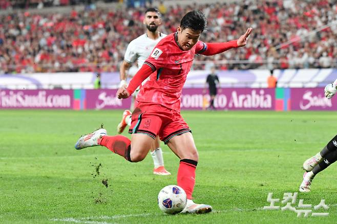 '손흥민 잔디 지적' 축구협회, AFC에 10월 이라크전 홈구장 변경 가능성 통보