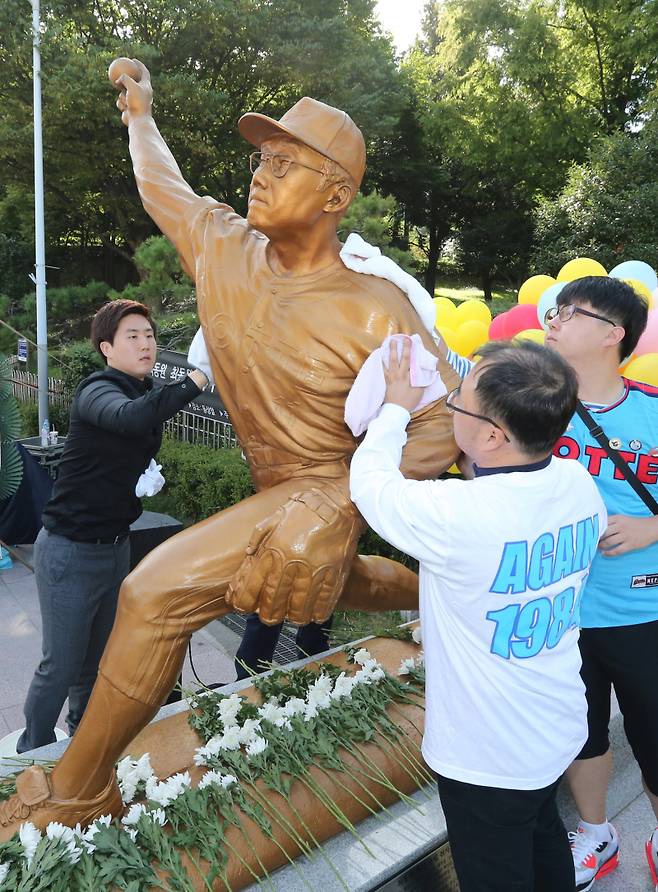 류현진, 입단 첫해 1군 투수코치 최동원 추모식 13년 만에 처음 참석