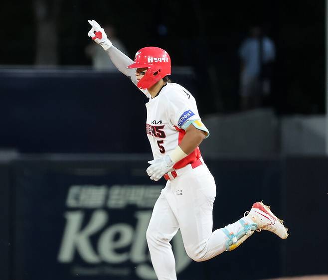 홈런 급한 김도영은 왜 120m 뜬공을 치고 있을까… 0.1초의 차이, 이범호와 KIA는 애가 탄다